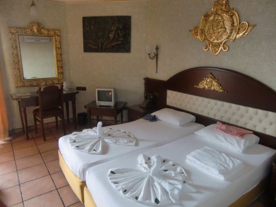Vom Reinigungspersonal geschmücktes Zimmer Hotel Yetkin