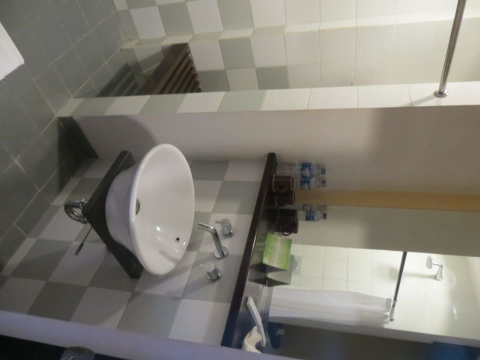 Unser Badezimmer The Bintang Flores Hotel