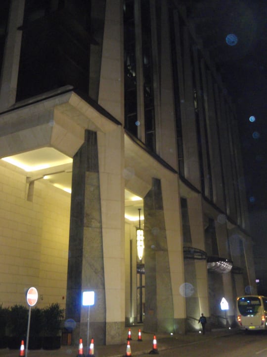 Abendliche Außenansicht des Hotels Hotel Harbour Grand Hong Kong