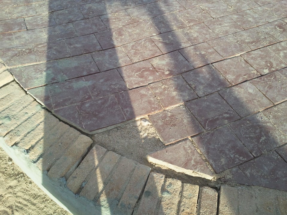 Defekte und fehlende Fliesen im Strandbereich The Grand Hotel Hurghada