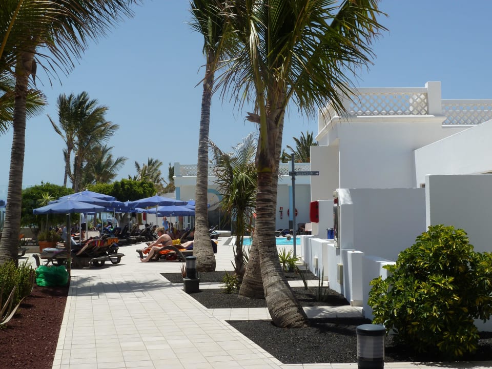 Gepflegte Wege zum Pool Hotel Las Costas