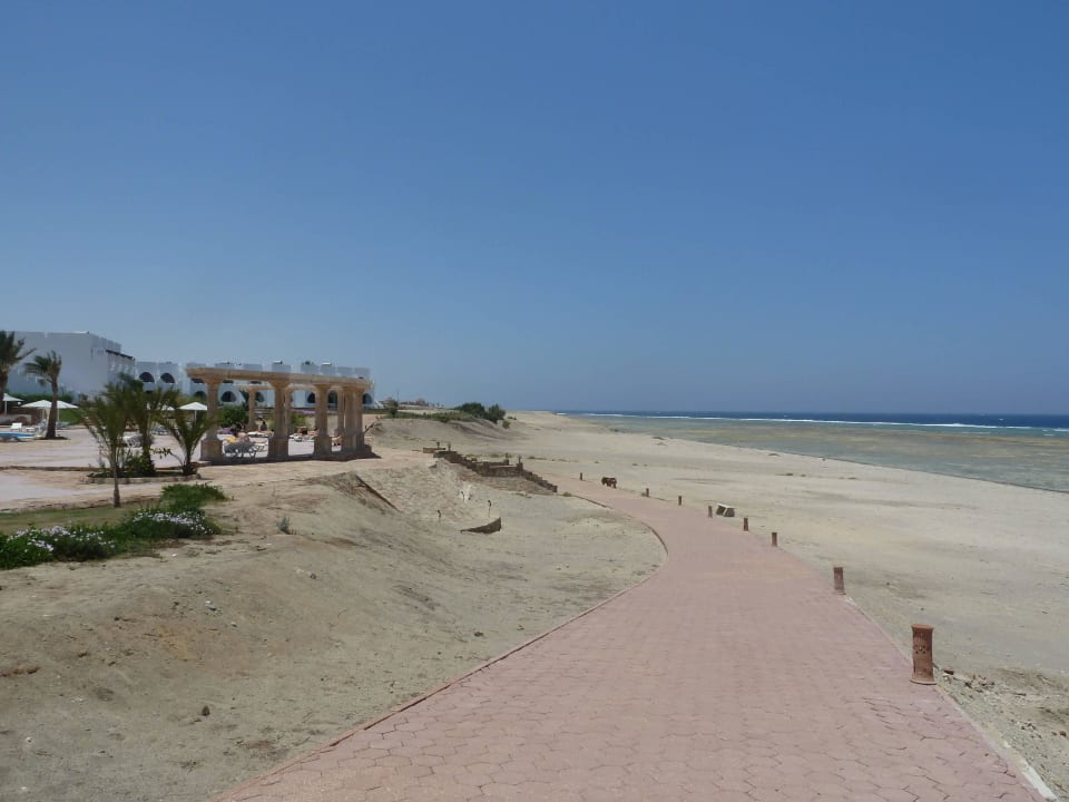 Der ungenutzte Strandabschnitt (vor Poolanlage) Three Corners Equinox Beach Resort