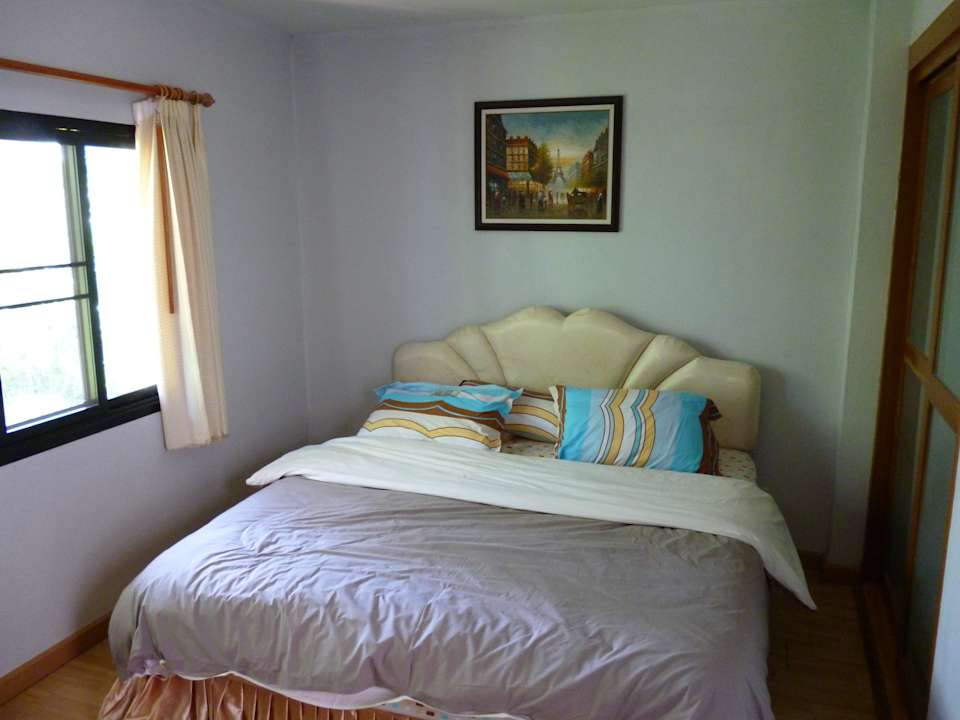 Großes Bett im Schlafraum. Chayada Garden House and Resort Hotel