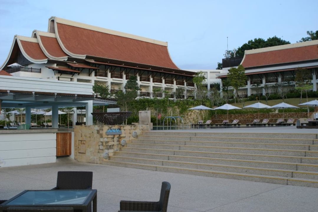 Teil der Poolbar und Hotelgebäude Hotel The Westin Langkawi Resort & Spa