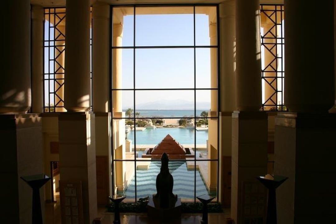 Blick aus der Lobby auf Pool und Strand Hotel Sheraton Soma Bay Resort