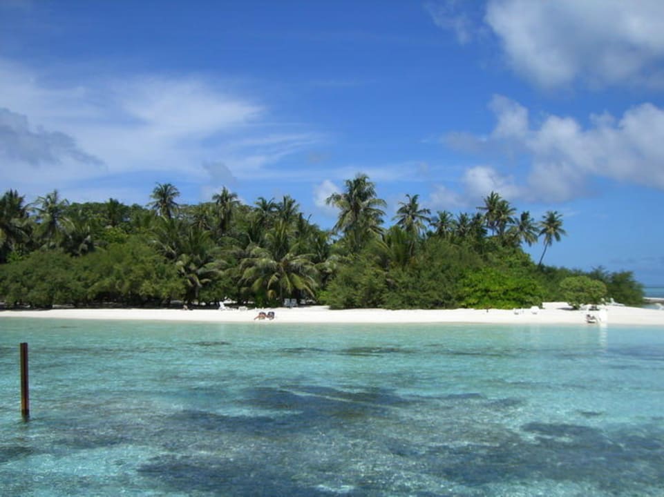 Strandabschnitt aus Sicht der Wasserbungis Adaaran Select Hudhuran Fushi - Premium All Inclusive