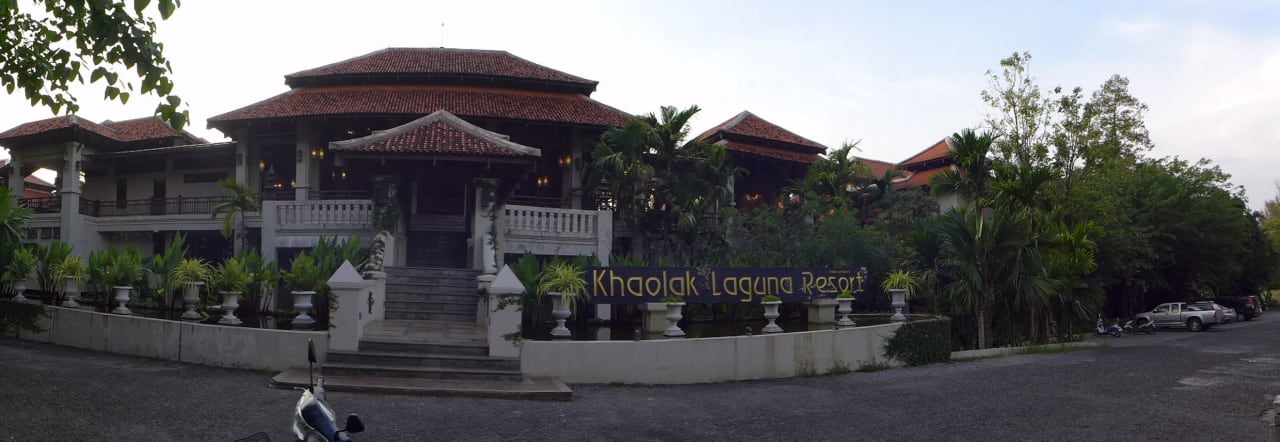 Vor dem Hotel Khaolak Laguna Resort