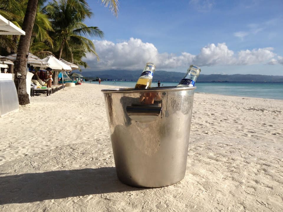 Ein kühles Bier am Discovery Strand Hotel Discovery Shores Boracay