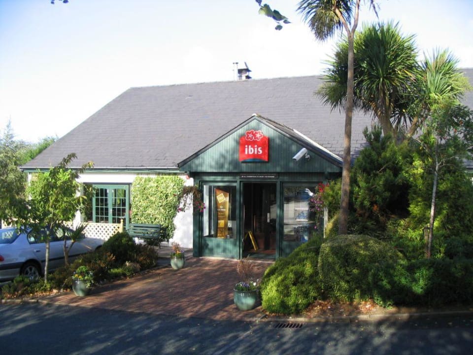 in front of the hotel... Ibis Hotel Plymouth