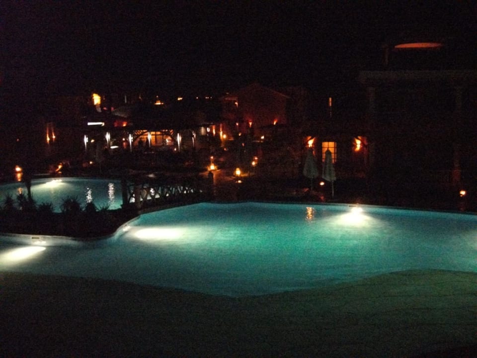Aussicht aus unserem Zimmer. Pool bei Nacht Pickalbatros Alf Leila Wa Leila Resort - Neverland Hurghada