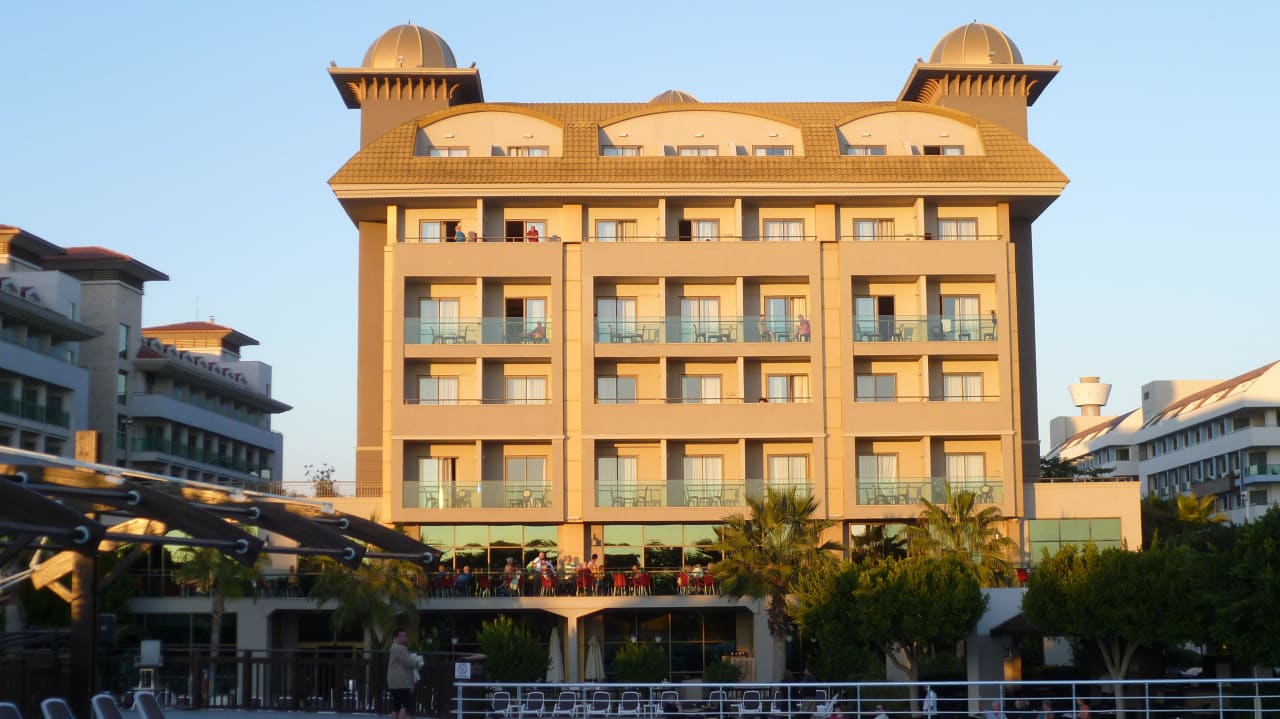 Von der Strandpromenade aus Aydinbey Kings Palace & Spa