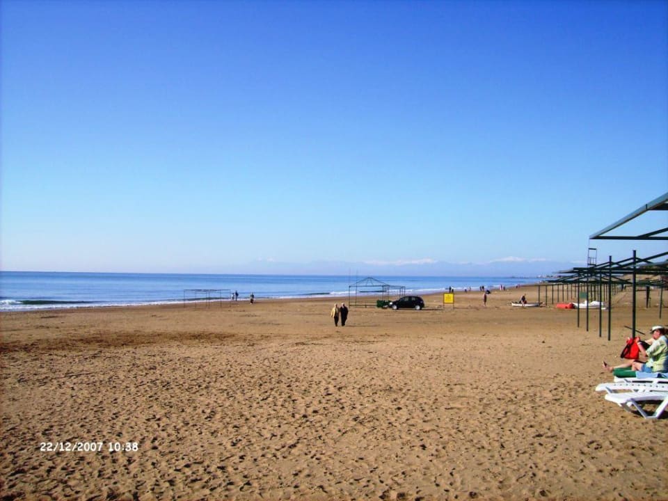 Fast menschlenleerer Strand Trendy Aspendos Beach Hotel