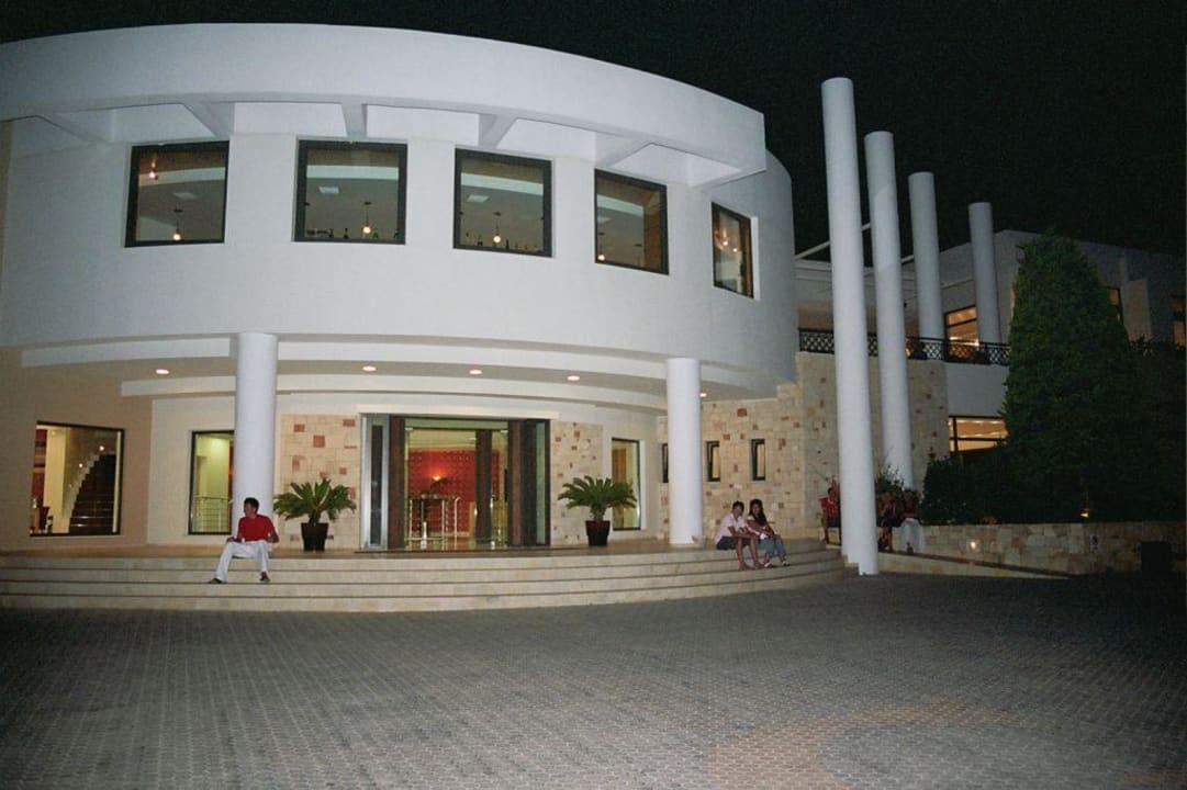 Eingang Grand Hotel Holiday Resort