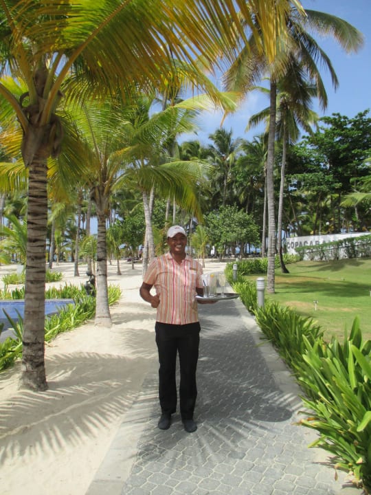 Kellner unterwegs zum Strand Hotel Riu Palace Macao - Adults only