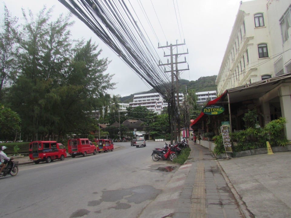 Weg vom Strand zum Hotel Best Western Phuket Ocean Resort