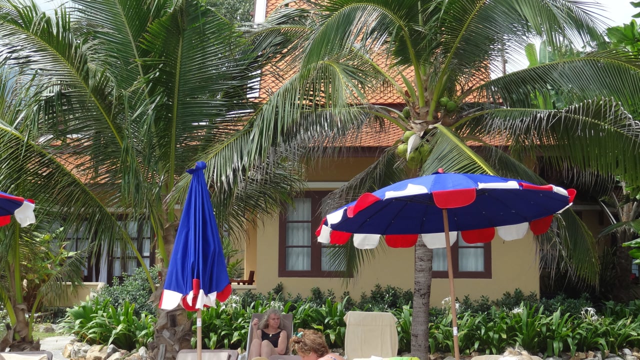 Strand mit neuen Sonnenschirmen The Fair House Beach Resort