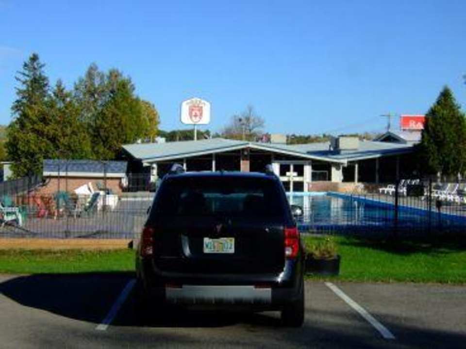 Blick über den Pool zum Haupthaus RAMADA Provincial  Inn