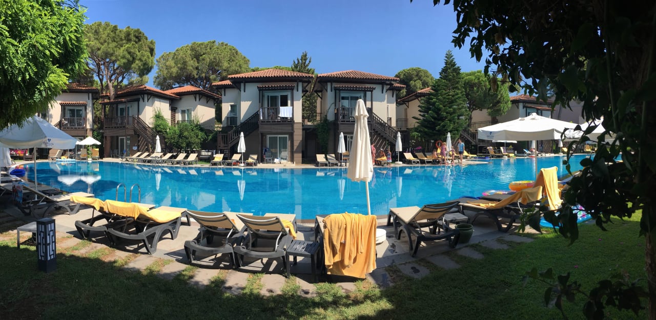 Einer der Pools Papillon Ayscha