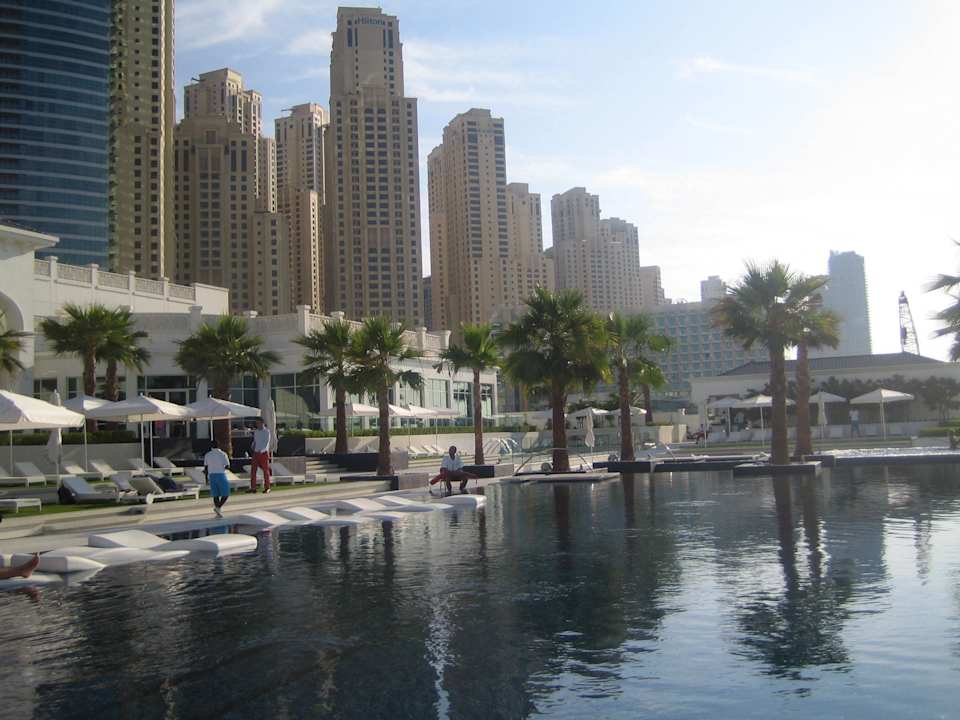 Pool im Beach Club The Meydan Hotel