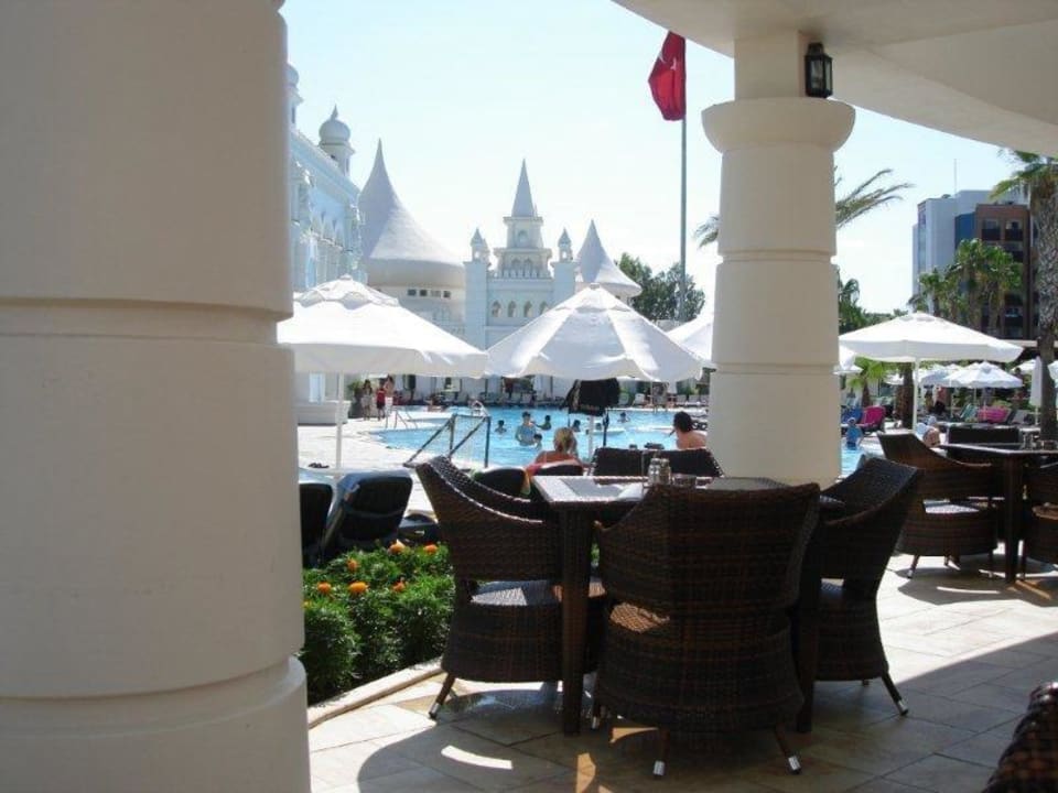 Blick von der Poolbar auf den Poolbereich Kamelya Fulya Hotel