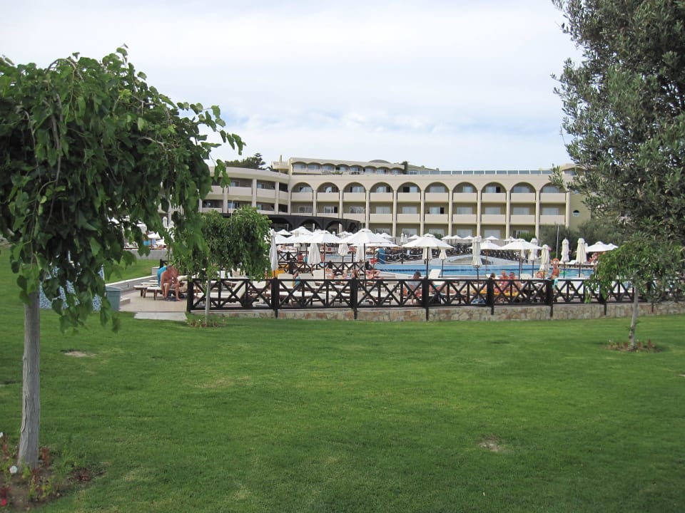 Vom Garten auf einen der Poolanlagen Hotel Kalithea Mare Palace