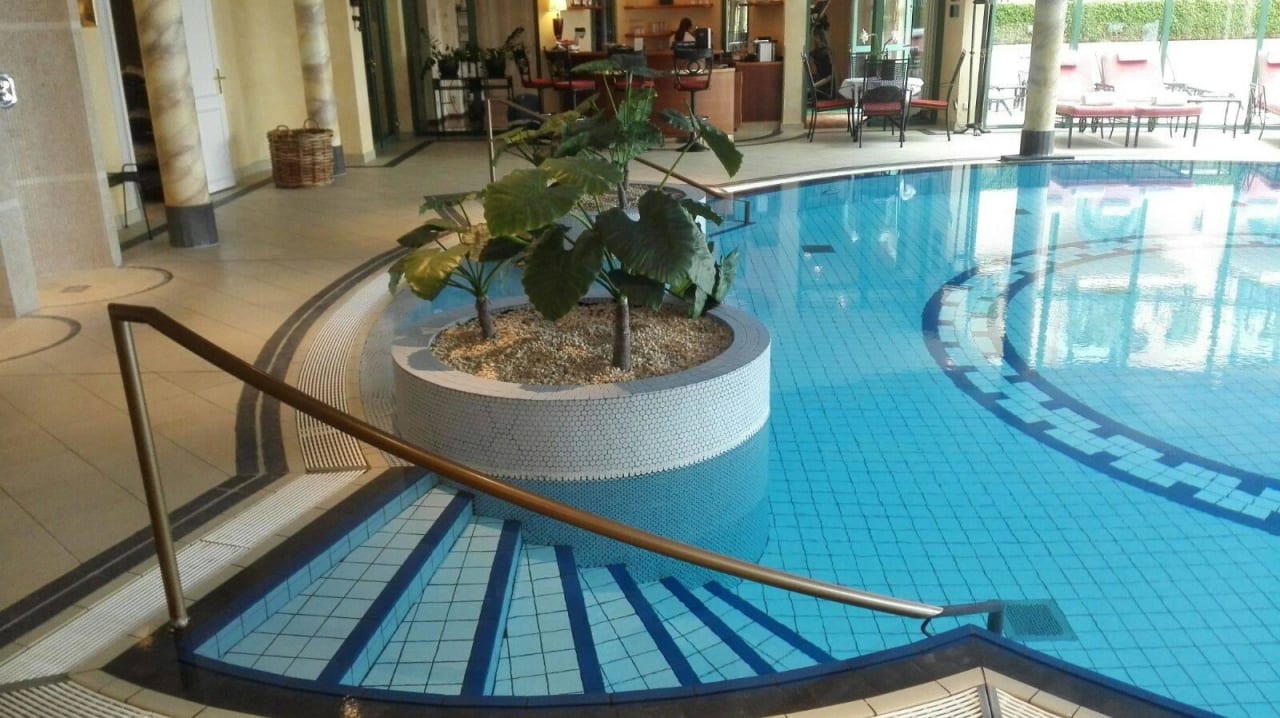 Schwimmbecken Victor's Residenz-Hotel Schloss Berg