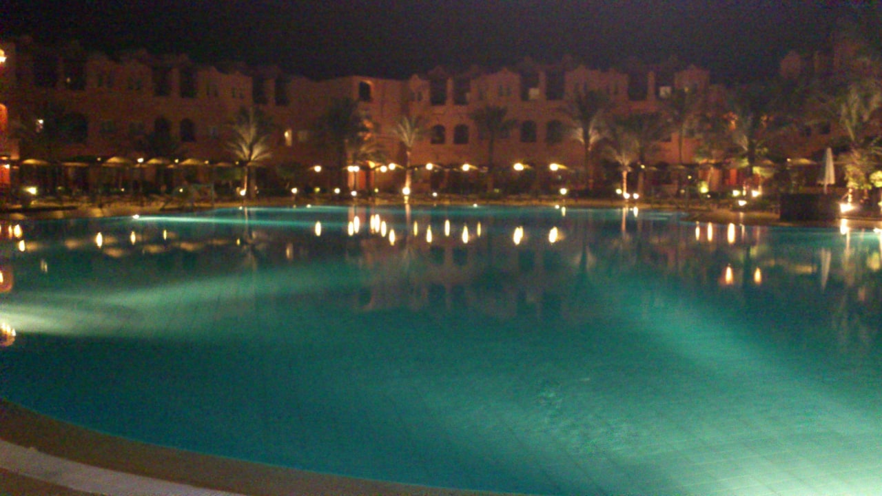 Pool am Abend Jaz Makadi Oasis Resort