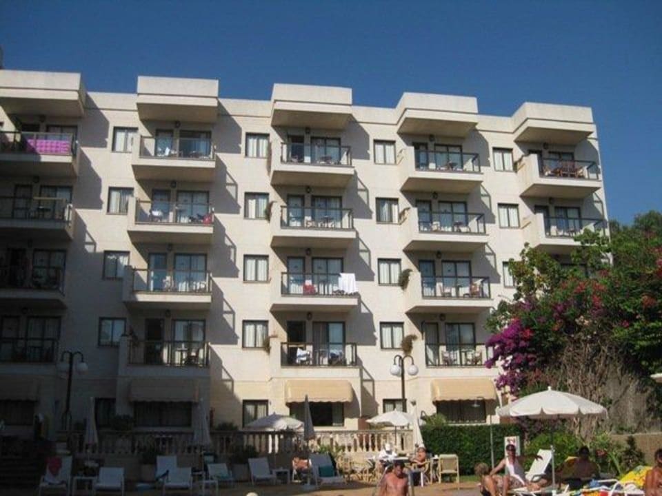 Linker Teil des Hotels vom Pool Apartamentos Jade