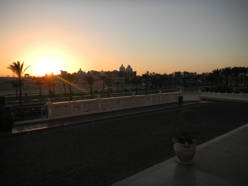 Sonnenuntergang beim Hoteleingang Pickalbatros Palace Resort
