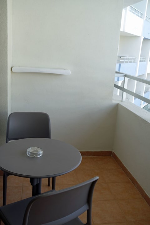 Balkon mit kleinem runden Tisch und zwei Stühlen Riviera Spa Resort - Adults Only