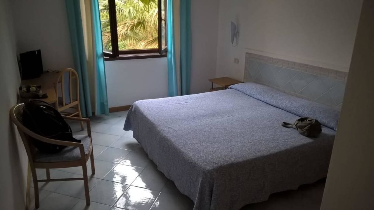 Einfaches Bett im Zimmer Hotel Corallaro