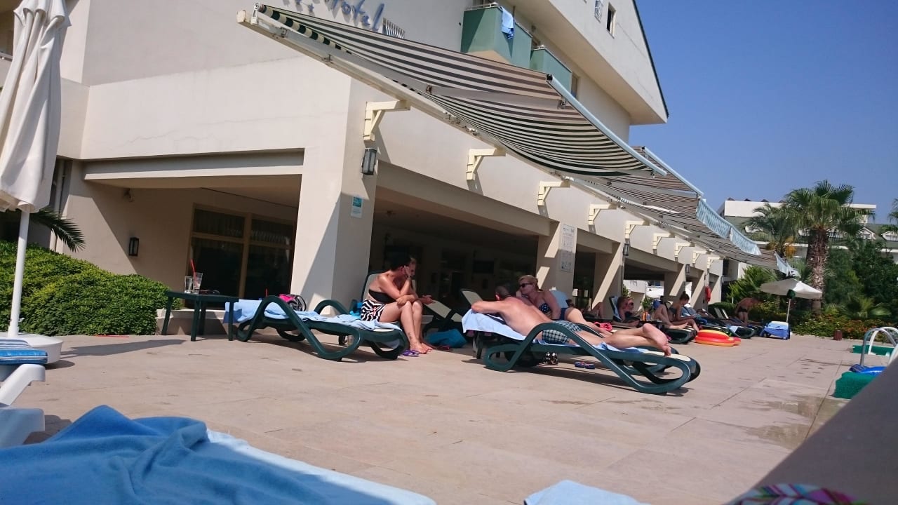 Liegen am Relaxpool Side Breeze Hotel