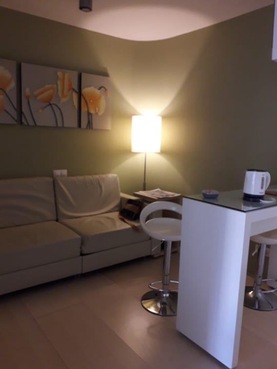Zimmer Ako Suites Hotel