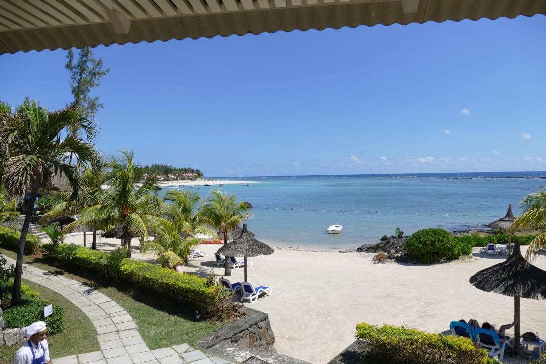 Ausblick der Poolbar direkt auf den Sandstrand Anelia Resort & Spa