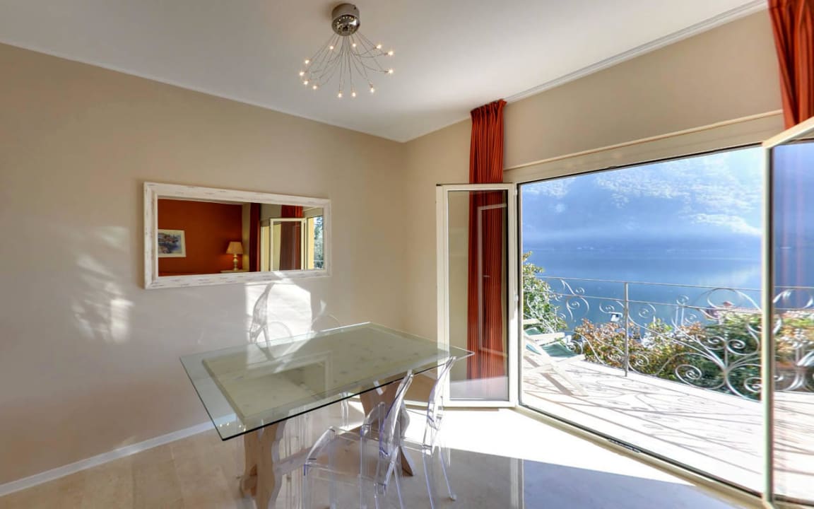 Im Wohnzimmer mit Balkon und Traumsicht zum See Hotel Dependence del Parco