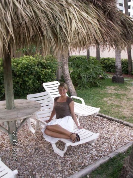 Liegen in der Gartenanlage vorm Pool Hotel Riu Plaza Miami Beach