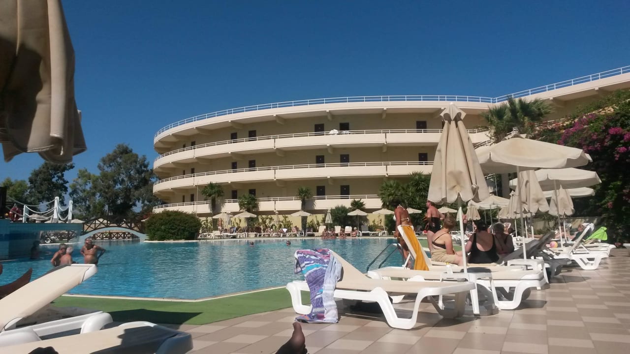 Teil der Poolanlage Hotel Kalithea Mare Palace