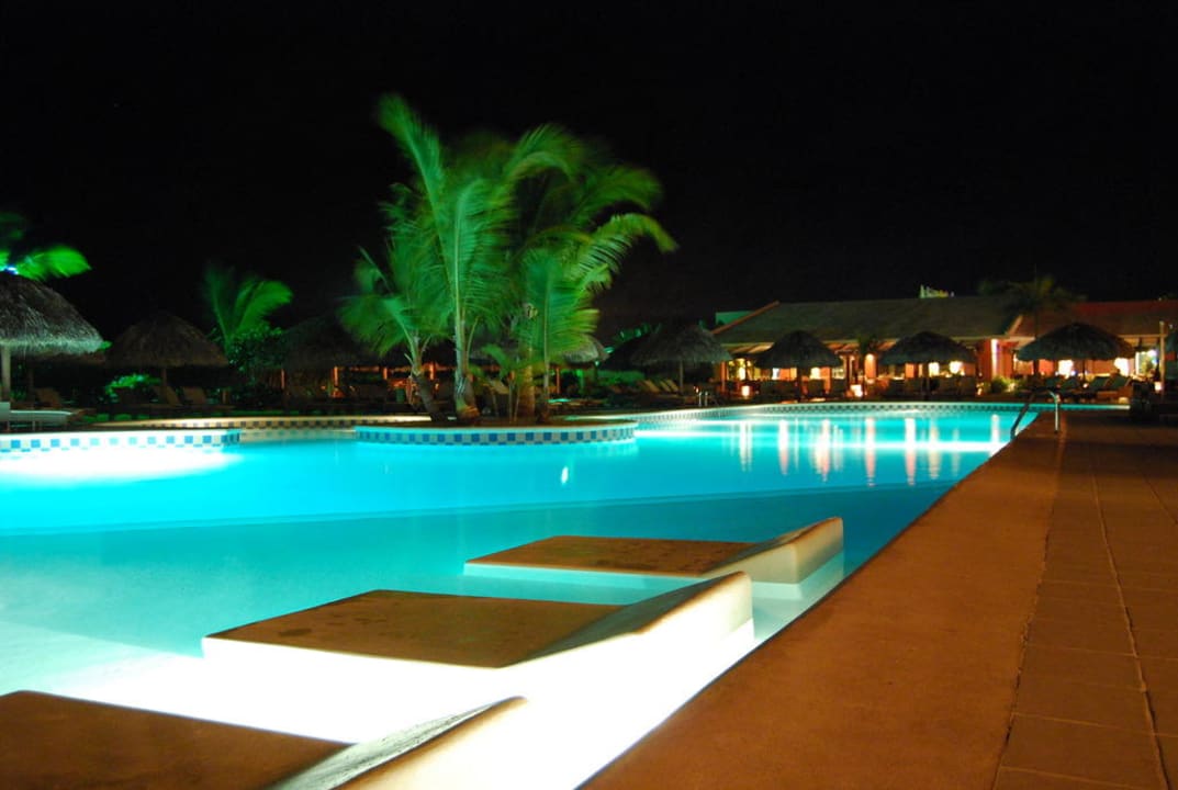 Pool bei Nacht Catalonia Royal Bavaro - Adults only