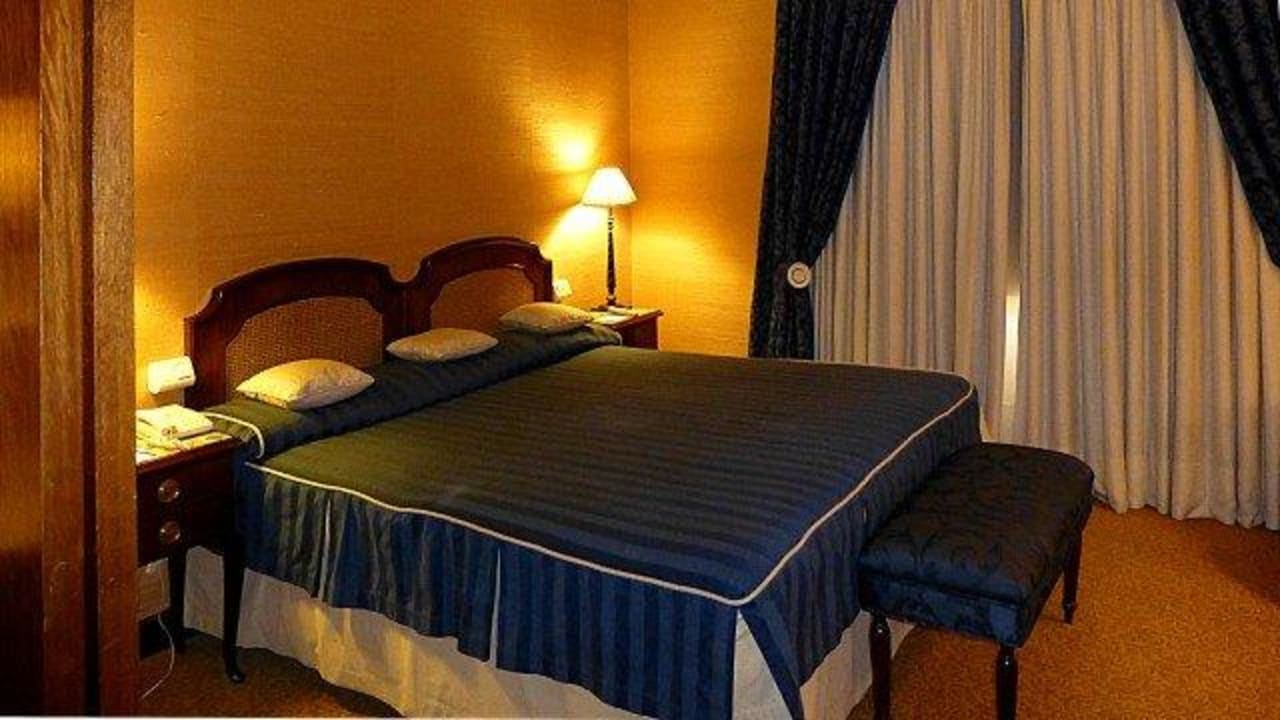 Komfortables Bett in der Suite Hotel Lisboa Plaza