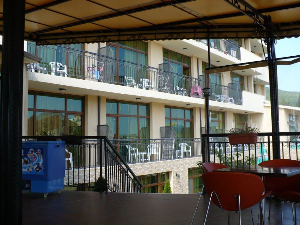 Taras przy restauracji, zejście na basen Hotel Julia