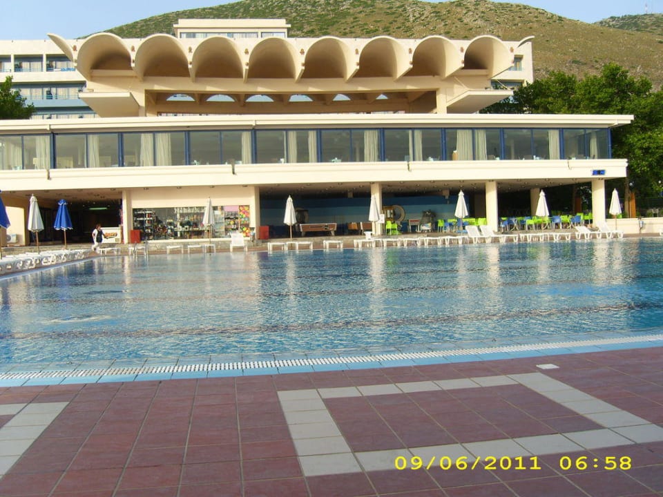 Hotelansicht vom Pool aus Royal & Imperial Belvedere Resort