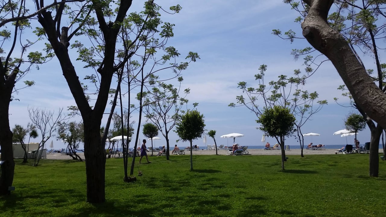 Gartenanlage mit Blick auf den Strand und das Meer Labranda Alantur Resort
