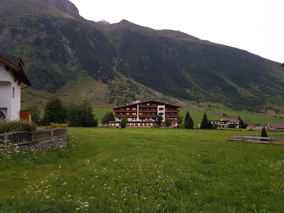 Blick auf das Hotel von hinten Alpenhotel Tirol