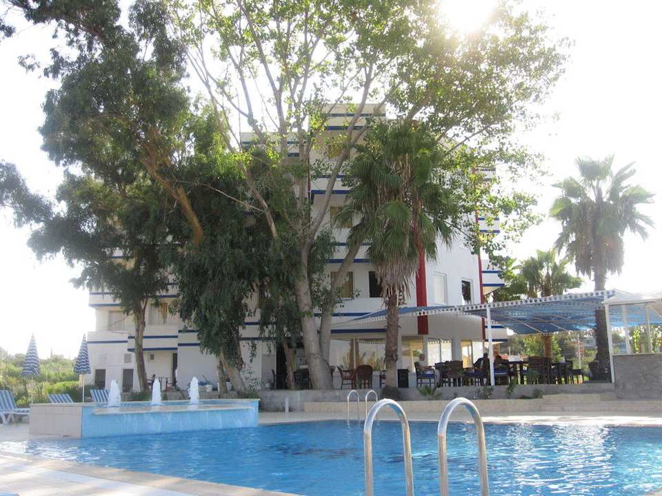 Pool mit Hotel im Hintergrund Skys Hotel