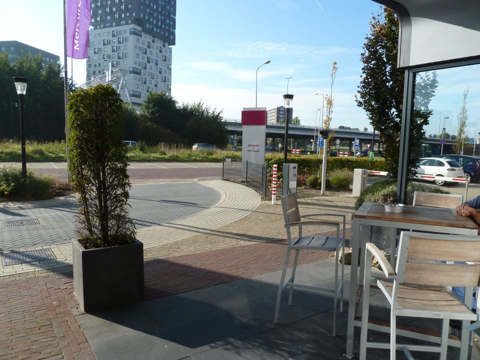 Hoteleingang Raucherbereich Mercure Hotel Groningen Martiniplaza