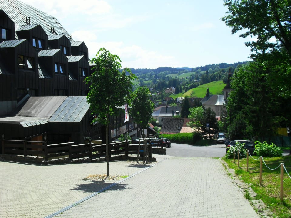 Blick von oben zum Eingang Sporthotel Bohemia