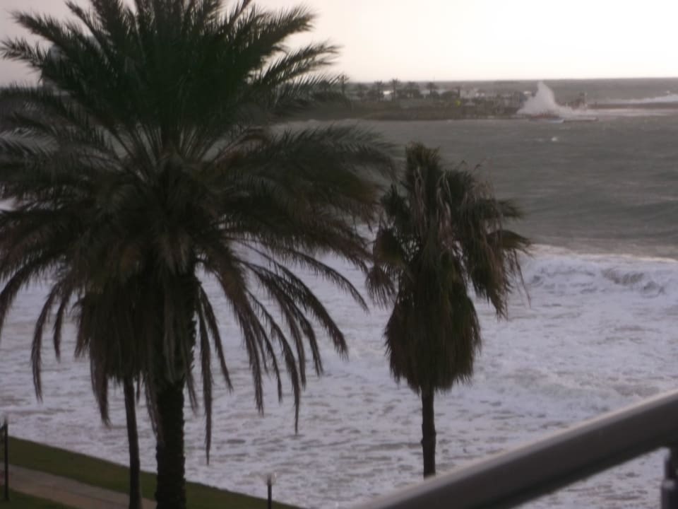 Wasserkraft ist gewaltig Aska Hotel Just in Beach