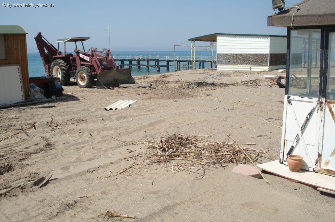Bagger am Strand Kadever Sunrise Resort Hotel