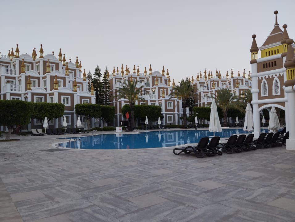 Pool Kamelya Aishen Club