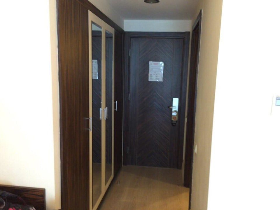 Eingangstür und links Kleiderschrank mit Safe Aydinbey Kings Palace & Spa